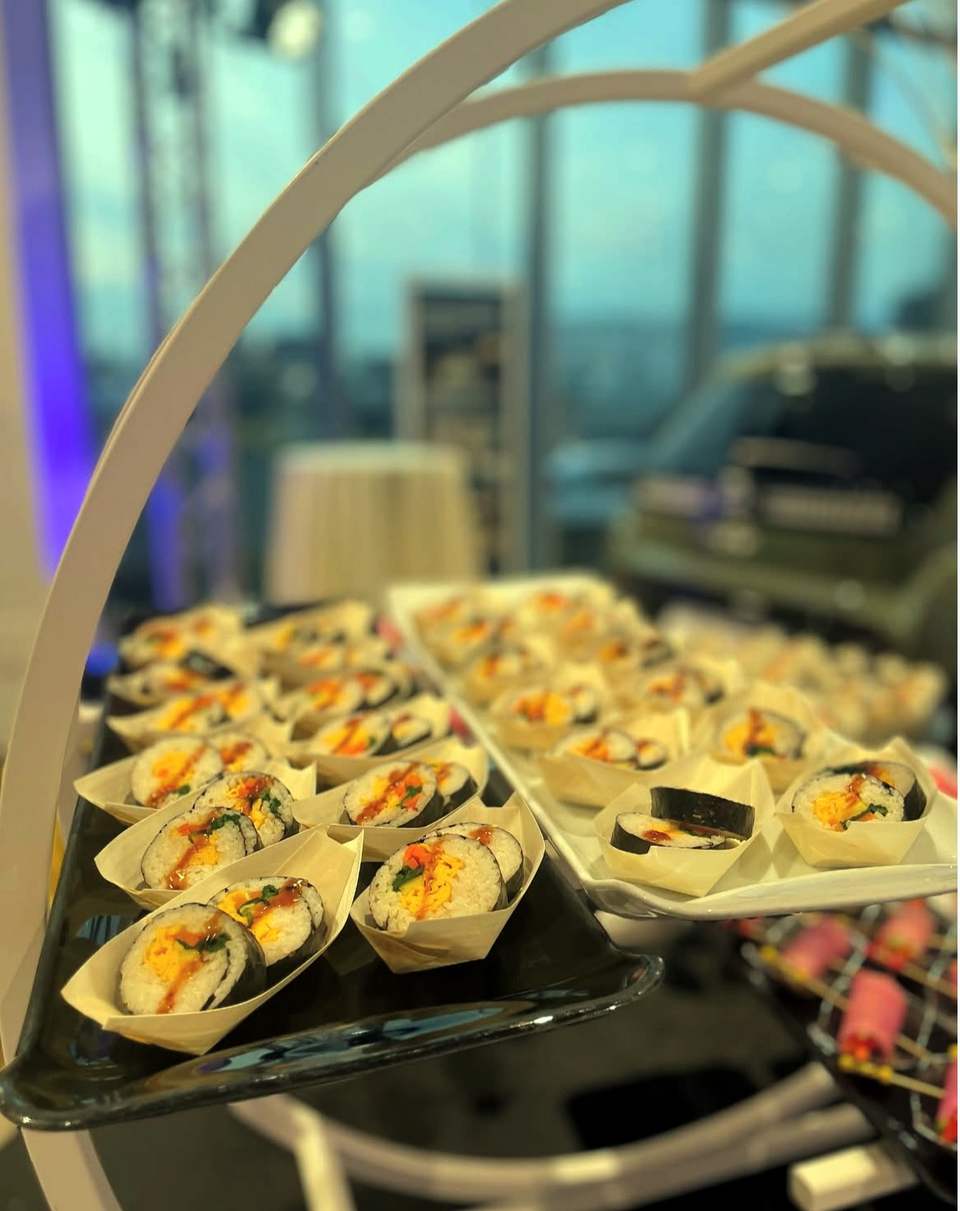 Kimbab in barchette di carta sul buffet di un evento