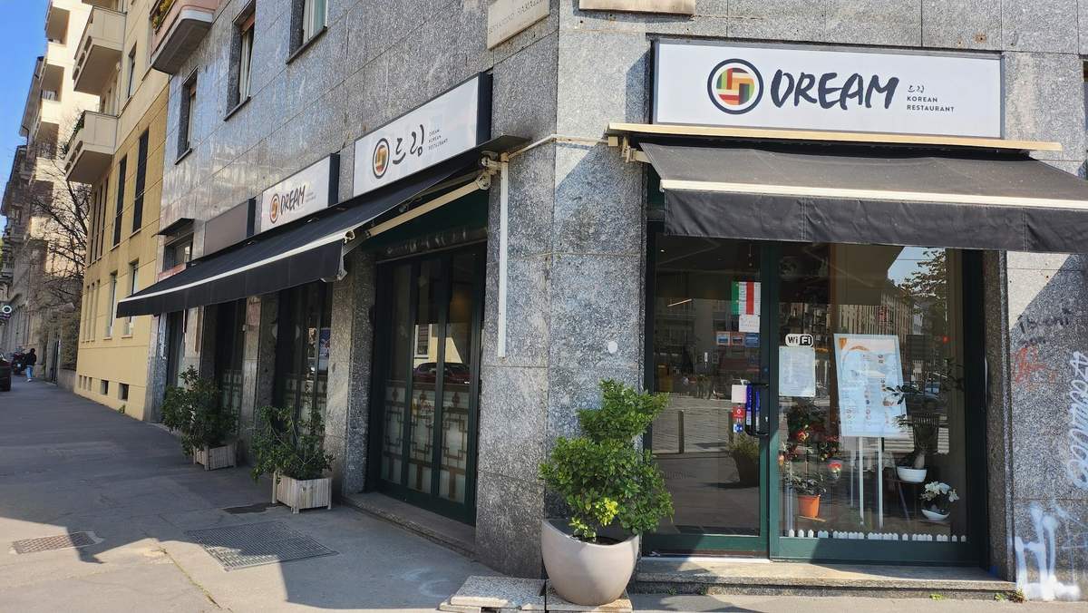 L’ingresso del Dream in Piazza Otto Novembre con insegna e piante