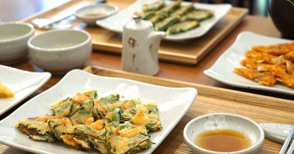 Jeon di erba cipollina e gamberi su piatto quadrato di ceramica con salsa di soia, al Dream