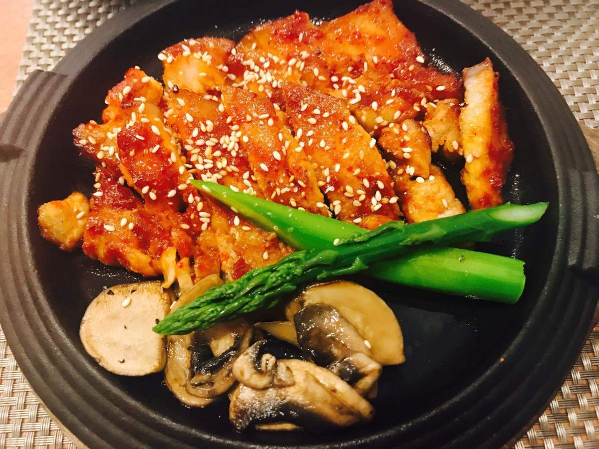 Jeyuk bokkum, pancetta in salsa piccante con asparagi e funghi, sulla piastra