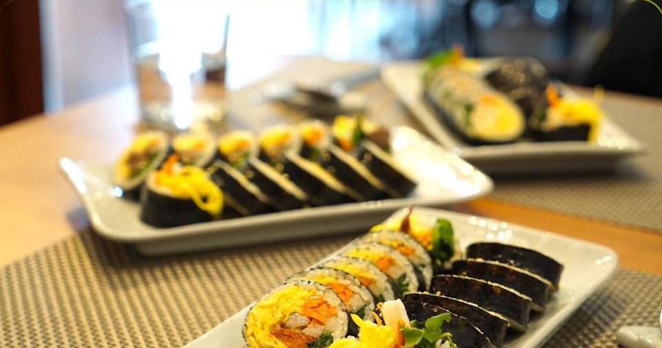 Due piatti di kimbab tagliato a dischetti su tovagliette intrecciate, al Dream