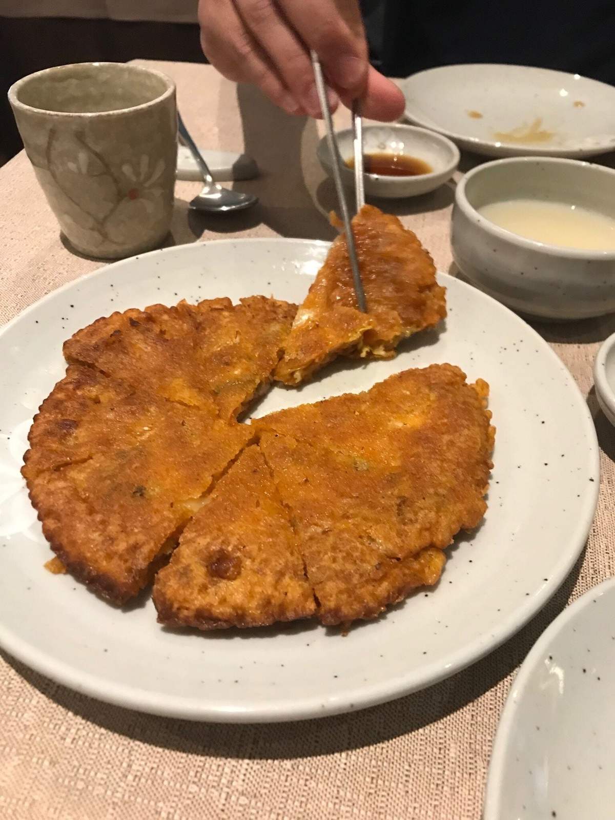Kimchi jeon croccante preso con le bacchette