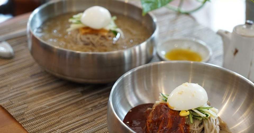 Mul naengmyeon e bibim naengmyeon con uovo sodo in ciotole d’acciaio, al Dream