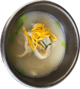 Ravioli in brodo, a base di pollo, come servito al Dream