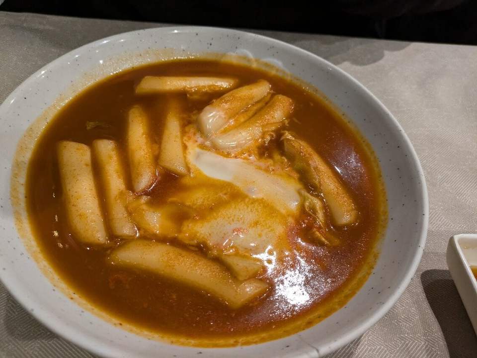 Tteokbokki, gnocchi di riso in salsa piccante gochujang, in ciotola bianca