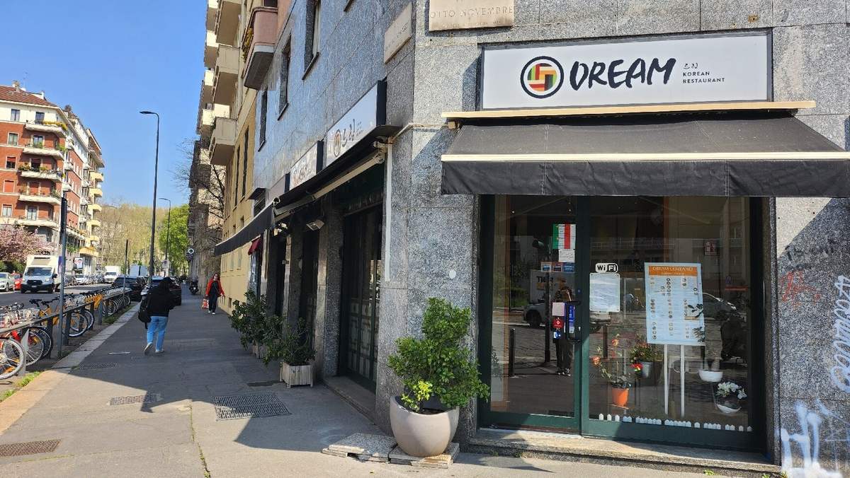 La vetrina del Dream vista dal marciapiede, con l’insegna