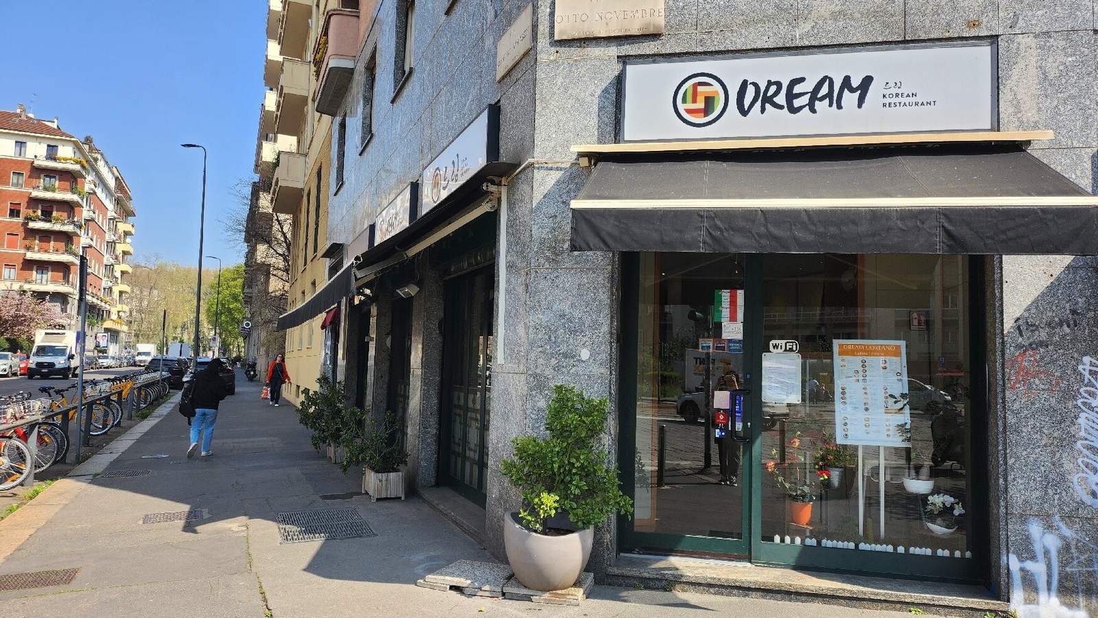 La vetrina del Dream vista dal marciapiede di Piazza Otto Novembre